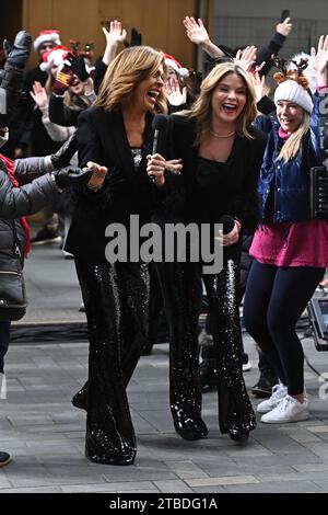 Hoda Kotb und Jenna Bush Hager treten am 6. Dezember 2023 im Rockefeller Plaza in New York auf. Stockfoto