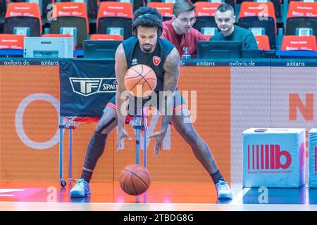 Chemnitz, Deutschland 06. Dezember 2023: FIBA Europe Cup 2023/2024 – Niners Chemnitz vs. Itelyum Varese im Bild: Vinnie Shahid (Varese) bei der Erwärmung Stockfoto