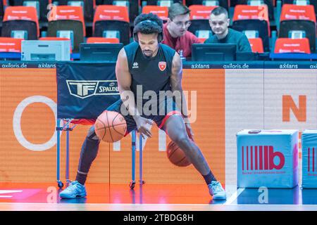 Chemnitz, Deutschland 06. Dezember 2023: FIBA Europe Cup 2023/2024 – Niners Chemnitz vs. Itelyum Varese im Bild: Vinnie Shahid (Varese) bei der Erwärmung Stockfoto