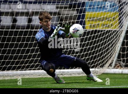 Luis Lines von Coventry City wärmt sich vor dem Spiel der dritten Runde des FA Youth Cup im Deepdale Stadium in Preston auf. Bilddatum: Mittwoch, 6. Dezember 2023. Stockfoto