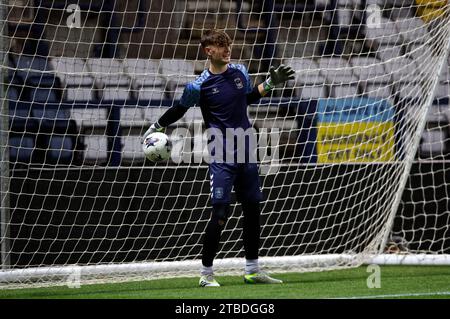 Luis Lines von Coventry City wärmt sich vor dem Spiel der dritten Runde des FA Youth Cup im Deepdale Stadium in Preston auf. Bilddatum: Mittwoch, 6. Dezember 2023. Stockfoto