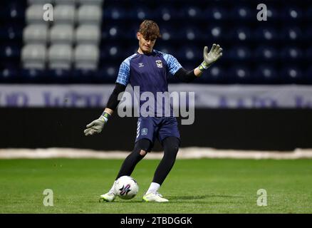 Luis Lines von Coventry City wärmt sich vor dem Spiel der dritten Runde des FA Youth Cup im Deepdale Stadium in Preston auf. Bilddatum: Mittwoch, 6. Dezember 2023. Stockfoto