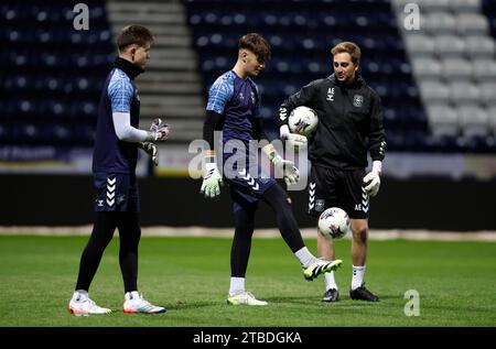 Luis Lines (Mitte) von Coventry City wärmt sich vor dem Spiel der dritten Runde des FA Youth Cup im Deepdale Stadium in Preston auf. Bilddatum: Mittwoch, 6. Dezember 2023. Stockfoto