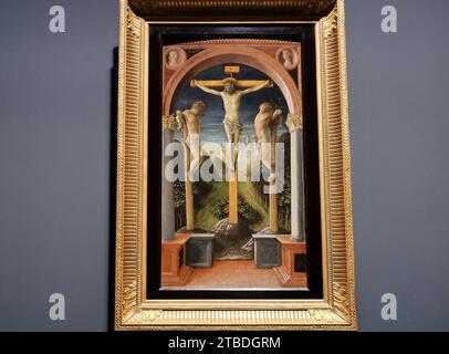 Bergamo, Italien. Dezember 2023. In der permanenten Sammlung der Carrara Academy hebt sich das Werk „drei Kruzifixe“ von Vincenzo Foppa aus dem Jahr 1450-1455 hervor Stockfoto