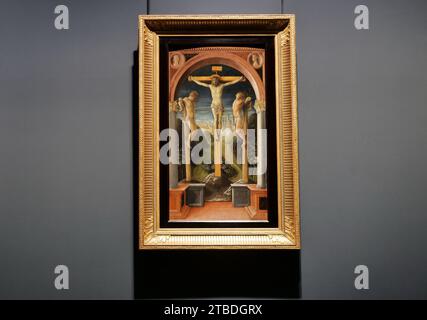 Bergamo, Italien. Dezember 2023. In der permanenten Sammlung der Carrara Academy hebt sich das Werk „drei Kruzifixe“ von Vincenzo Foppa aus dem Jahr 1450-1455 hervor Stockfoto