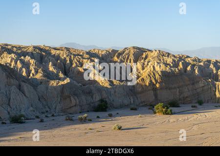 Box Canyon Wash, ein trockener, staubiger, leerer Canyon in Südkalifornien. Fotos, die im Morgenlicht aufgenommen wurden Stockfoto