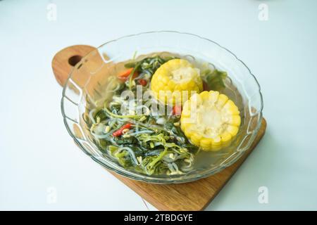 Nahaufnahme von Sayur, der Bajam bengt, Spinat klares Gemüse. Indonesisches Essen von Spinat, Spinatsuppe mit Mais und Chayote. Stockfoto