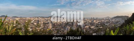 Stadt Santos, Brasilien. 180°-Panorama der Stadt. Im Hintergrund das Meer der Bucht von Santos. 115 Megapixel. High Definition Stockfoto