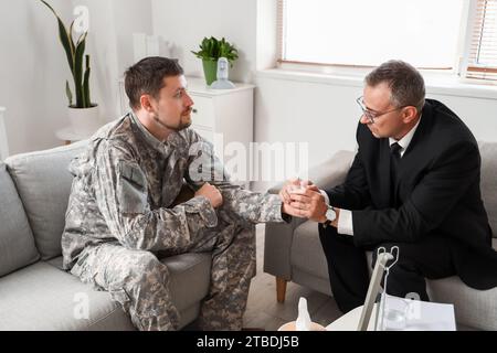 Reifer Psychologe, der mit einem Soldaten im Amt arbeitet Stockfoto