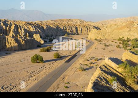 Box Canyon Wash, ein trockener, staubiger, leerer Canyon in Südkalifornien. Fotos, die im Morgenlicht aufgenommen wurden Stockfoto
