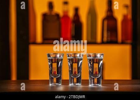 Schüsse von kaltem Wodka auf dem Tisch in der Bar Stockfoto