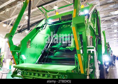 Grüner Müllwagen und Tasten und Hebel der Bedienkonsole Stockfoto