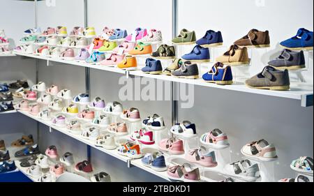 Kleine Babyschuhe und Sandalen im Regal im Laden Stockfoto