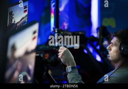 AMSTERDAM: Max Verstappen spielt mit den Finalisten in einem SIM-Rennen. Er spielt im internationalen SIM-Rennen gegen vier Gegner. ANP FREEK VAN DEN BERGH niederlande aus - belgien aus Stockfoto