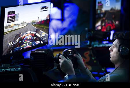 AMSTERDAM: Max Verstappen spielt mit den Finalisten in einem SIM-Rennen. Er spielt im internationalen SIM-Rennen gegen vier Gegner. ANP FREEK VAN DEN BERGH niederlande aus - belgien aus Stockfoto