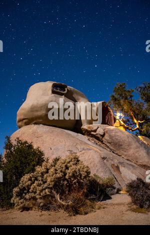 Das Cosmic Castle in Garth's Boulder Garden, aufgenommen während einer klaren Nacht in der Mojave-Wüste. Stockfoto