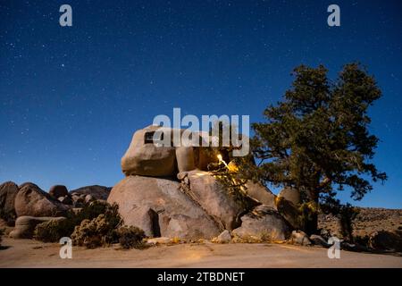 Das Cosmic Castle in Garth's Boulder Garden, aufgenommen während einer klaren Nacht in der Mojave-Wüste. Stockfoto