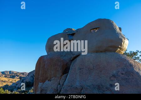 Das Cosmic Castle in Garth's Boulder Garden, aufgenommen im Morgenlicht in der Mojave-Wüste. Stockfoto