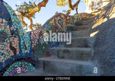 Das Cosmic Castle in Garth's Boulder Garden, aufgenommen im Morgenlicht in der Mojave-Wüste. Stockfoto