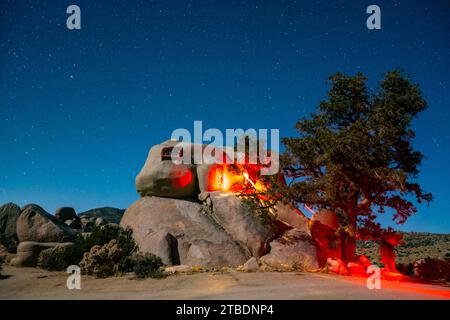 Das Cosmic Castle in Garth's Boulder Garden, aufgenommen während einer klaren Nacht in der Mojave-Wüste. Stockfoto