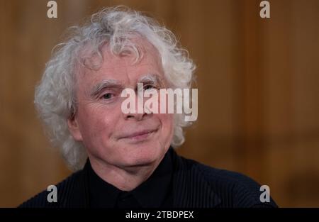 München, Deutschland. Dezember 2023. Sir Simon Rattle, Chefdirigent des Symphonieorchesters des Bayerischen Rundfunks, kommt zum Budenzauber und zum Jahresende. Quelle: Sven Hoppe/dpa/Alamy Live News Stockfoto