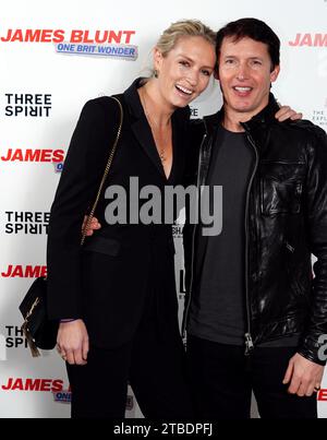 James Blunt und Sofia Wellesley kommen zur Vorführung von James Blunts One Brit Wonder im Picturehouse Central in London. Bilddatum: Mittwoch, 6. Dezember 2023. Stockfoto