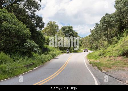 Cunha City nach Paraty City Road. Ehemaliger Golden Path oder Royal Road (Estrada Real). Kurve aus Betonsteinen. Bocaina Mountains. Stockfoto