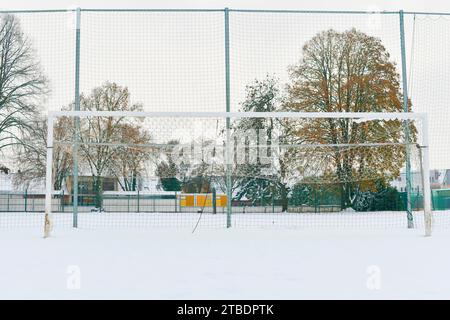 Ein Fußballtor, bedeckt mit Schnee. Das Konzept vom Ende der Fußballsaison und dem Ende der Fußballliga. Stockfoto