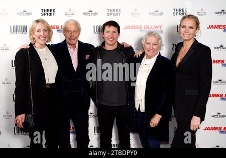 James Blunt und seine Familie, einschließlich seiner Frau Sofia Wellesley, kommen zur Vorführung von James Blunts One Brit Wonder im Picturehouse Central in London. Bilddatum: Mittwoch, 6. Dezember 2023. Stockfoto