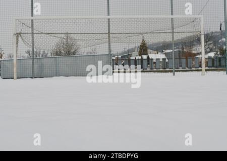 Ein Fußballtor, bedeckt mit Schnee. Das Konzept vom Ende der Fußballsaison und dem Ende der Fußballliga Stockfoto