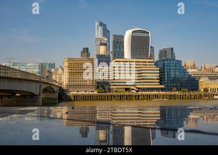Hochhäuser in der Stadt London von der Südseite der themse Stockfoto