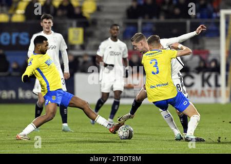 WAALWIJK - (l-r) Yassin Oukili vom RKC Waalwijk, Kenneth Taylor von Ajax, Dario van den Buijs vom RKC Waalwijk während des niederländischen Eredivisie-Spiels zwischen RKC Waalwijk und Ajax Amsterdam im Mandemakers Stadium am 6. Dezember 2023 in Waalwijk, Niederlande. Das Spiel wurde in der 85. Minute am Samstag, dem 30. September, beendet, nachdem RKC-Torhüter Etienne Vaessen nach einer Kollision mit Ajax-Stürmer Brian Brobbey ausfiel. ANP OLAF KRAAK Stockfoto