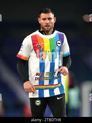 James Milner von Brighton und Hove Albion wärmt sich auf, während er ein Vorwärmshirt mit Rainbow Schnürsenkeln vor dem Spiel im American Express Stadium, Brighton und Hove trägt. Bilddatum: Mittwoch, 6. Dezember 2023. Stockfoto