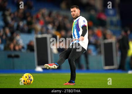 James Milner von Brighton und Hove Albion wärmt sich auf, während er ein Vorwärmshirt mit Rainbow Schnürsenkeln vor dem Spiel im American Express Stadium, Brighton und Hove trägt. Bilddatum: Mittwoch, 6. Dezember 2023. Stockfoto