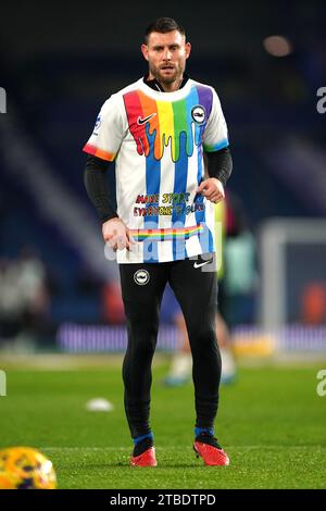 James Milner von Brighton und Hove Albion wärmt sich auf, während er ein Vorwärmshirt mit Rainbow Schnürsenkeln vor dem Spiel im American Express Stadium, Brighton und Hove trägt. Bilddatum: Mittwoch, 6. Dezember 2023. Stockfoto