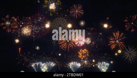 Buntes Feuerwerk für Silvester, Weihnachten, Hochzeit und andere Veranstaltungen auf Schwarz Stockfoto