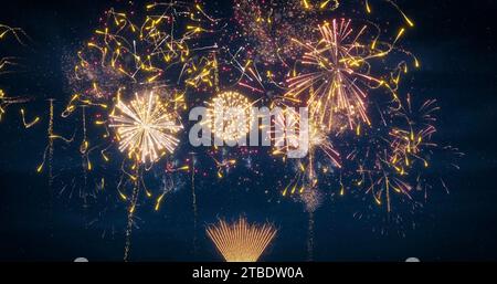 Buntes Feuerwerk für Silvester, Weihnachten, Hochzeit und andere Veranstaltungen am blauen, dunklen, bewölkten Himmel. Stockfoto