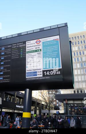 Abflugplatz am Bahnhof Euston Plaza Warnung vor Arbeitskampfmaßnahmen durch ASLEF am 9. Dezember 2023 in London, Großbritannien Stockfoto