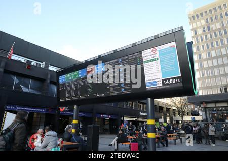 Abflugplatz am Bahnhof Euston Plaza Warnung vor Arbeitskampfmaßnahmen durch ASLEF am 9. Dezember 2023 in London, Großbritannien Stockfoto