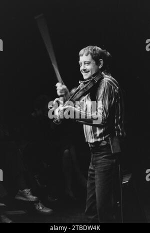 Dave Swarbrick spielte mit der britischen Progressive Folk-Gruppe, die im Januar 1987 im Merlin Theatre in Frome (Somerset) auftrat. Stockfoto