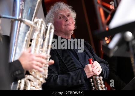 München, Deutschland. Dezember 2023. Sir Simon Rattle, Chefdirigent des Symphonieorchesters des Bayerischen Rundfunks, wird auf der Bühne des Budenzaubers des Bayerischen Rundfunks (BR) und des Jahresabschlusses stehen. Quelle: Sven Hoppe/dpa/Alamy Live News Stockfoto