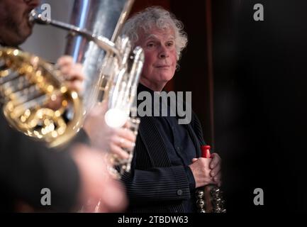 München, Deutschland. Dezember 2023. Sir Simon Rattle, Chefdirigent des Symphonieorchesters des Bayerischen Rundfunks, wird auf der Bühne des Budenzaubers des Bayerischen Rundfunks (BR) und des Jahresabschlusses stehen. Quelle: Sven Hoppe/dpa/Alamy Live News Stockfoto