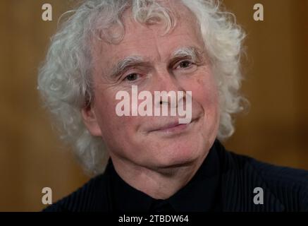 München, Deutschland. Dezember 2023. Sir Simon Rattle, Chefdirigent des Symphonieorchesters des Bayerischen Rundfunks, kommt zum Budenzauber und zum Jahresende. Quelle: Sven Hoppe/dpa/Alamy Live News Stockfoto