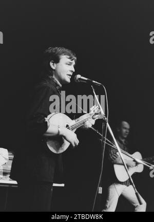 Chris Leslie spielte mit der britischen Progressive Folk-Gruppe, die im Januar 1987 im Merlin Theatre in Frome (Somerset) auftrat. Stockfoto