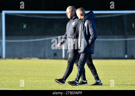 Swansea, Wales. 1. Dezember 2023. Liam Bailey Head Coach von Colchester United Under 21 und Paul Konchesky Colchester United Assistant Coach von Colchester United Under 21 laufen zur Halbzeit auf dem Spielfeld im U21 Professional Development League Spiel zwischen Swansea City und Colchester United an der Swansea City Academy in Swansea, Wales. Dezember 2023. Quelle: Duncan Thomas/Majestic Media. Stockfoto