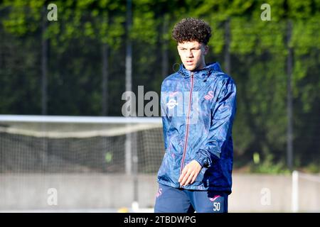 Swansea, Wales. 1. Dezember 2023. Filip Lissah aus Swansea City während des Vorspiels vor dem U21-Spiel der Professional Development League zwischen Swansea City und Colchester United am 1. Dezember 2023 in der Swansea City Academy in Swansea, Wales, Großbritannien. Quelle: Duncan Thomas/Majestic Media. Stockfoto