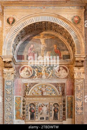 VICENZA, ITALIEN - 5. NOVEMBER 2023: Der Renaissance-Altar der Pieta 1474 der Familie Pojana in der Kirche chiesa di San Lorenzo von Pietro Lombardo Stockfoto