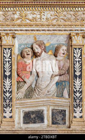 VICENZA, ITALIEN - 5. NOVEMBER 2023: Der Renaissance-Altar der Pieta 1474 der Familie Pojana in der Kirche chiesa di San Lorenzo von Pietro Lombardo Stockfoto