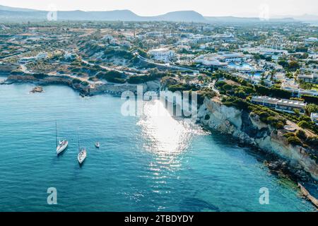 Drohnenansicht der Segelyachten vor Anker im blauen Meer. Reisehintergrund. Kreuzfahrturlaub. Stockfoto