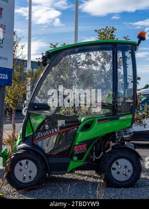 Reykjavik, Island – 25. September 2023: Ein brandneuer, grüner Avant 225 Minilader parkt im Freien. Stockfoto